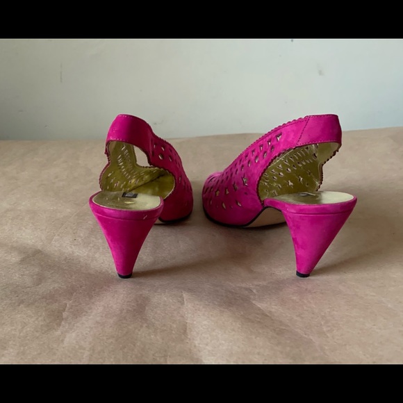 Walter Steiger 1980’s suede fuchsia sling back heels with perforated shapes. - Picture 3 of 9